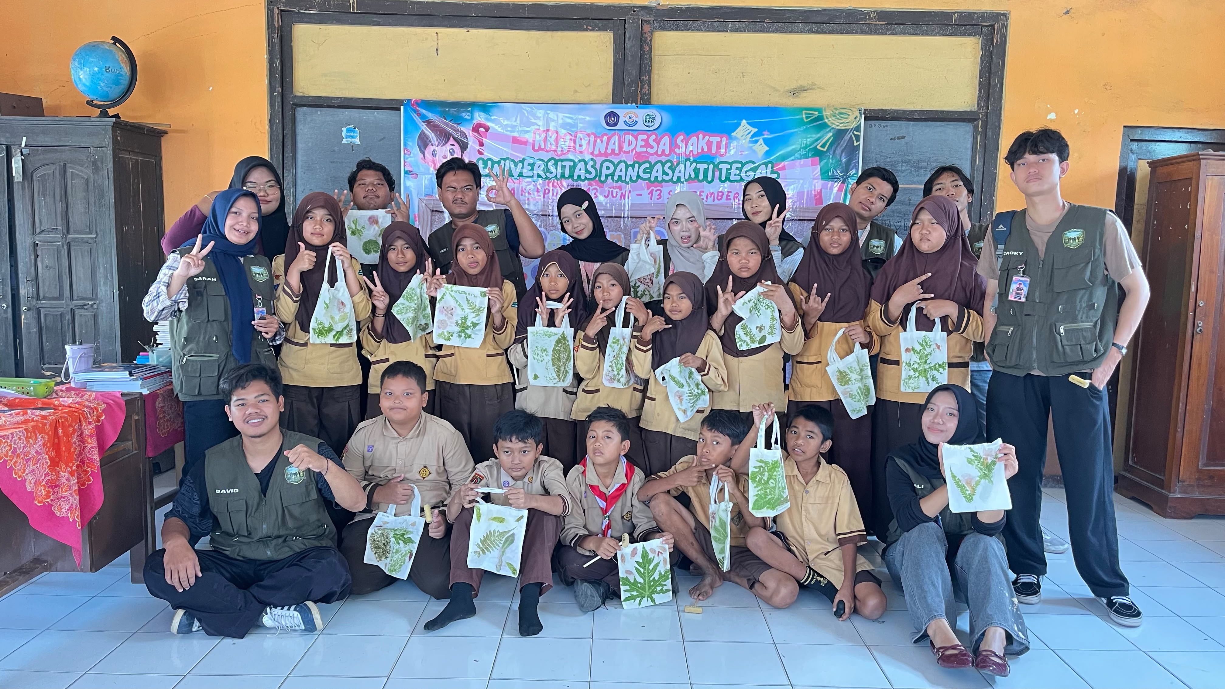 Inovasi Seni Ramah Lingkungan: Mengembangkan Kreativitas Siswa Melalui Teknik Ecoprint Totebag
